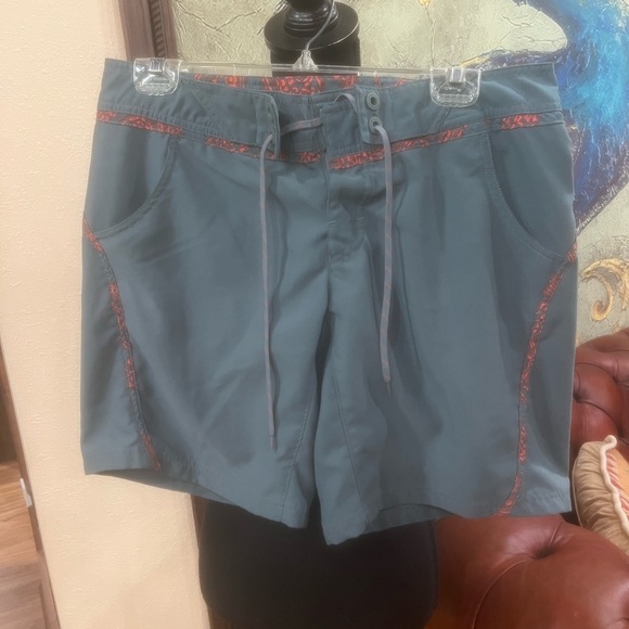 Ladies Gray and Red Patterned Shorts in EUC - Picture 1 of 5
